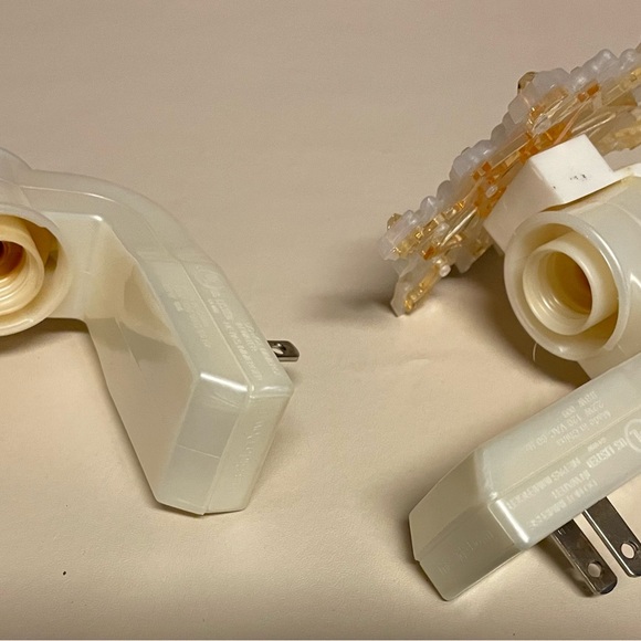 Bath and Body Works Gold & Cream Winter Snowflake Wallflower Plug-Ins, Set of 2 - Picture 4 of 5